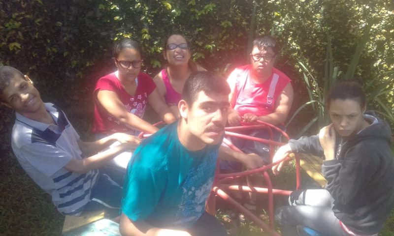 Nossos atendidos brincando no gira-gira.