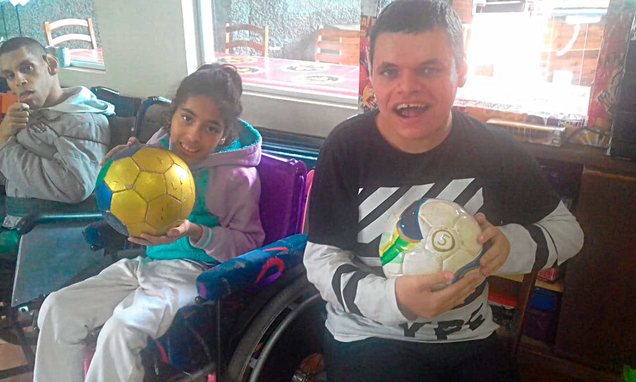 Acolhidos do Ninho da Esperança brincando de Futebol