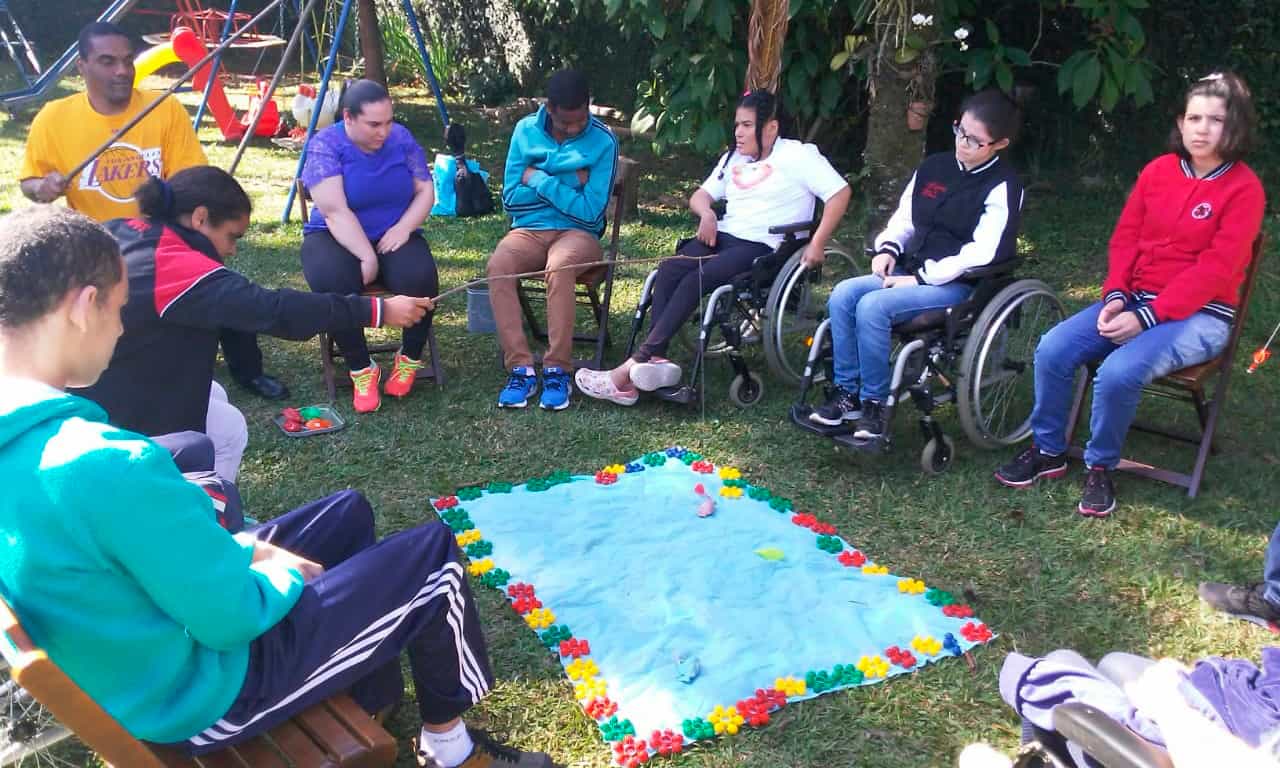 E o nosso dia foi de pescaria! Montamos nosso lago com TNT azul, colocamos os peixinhos de plástico com clipes na ponta e pegamos nossas varinhas com imã e começamos a brincadeira.