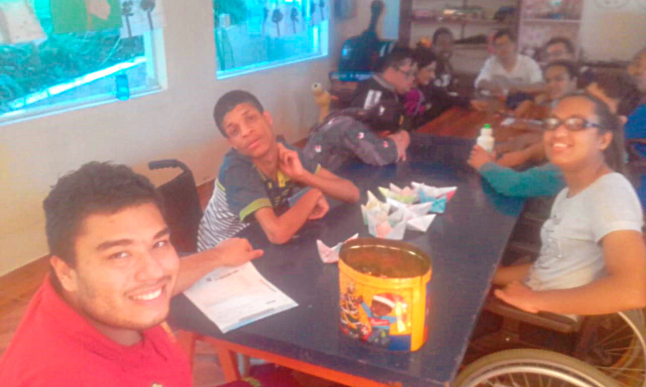 Na oficina de dobradura pintamos o sulfite com cores a livre escolha e logo após dobramos o papel até chegar no formato de um barco.