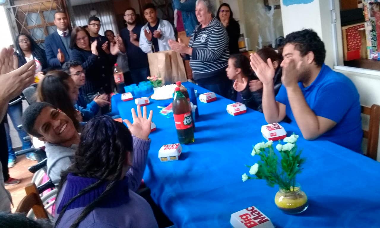 No sábado dia 24/08 foi o Mc dia feliz realizado pela rede de fast food McDonald's. A turma do Ninho da Esperança não ficou de fora, aproveitamos esse dia na própria instituição, nossos agradecimentos a Bete Barcellos que conseguiu os convites do lanche e e ainda recebemos a visita do grupo de jovens da igreja Messiânica do Brasil.