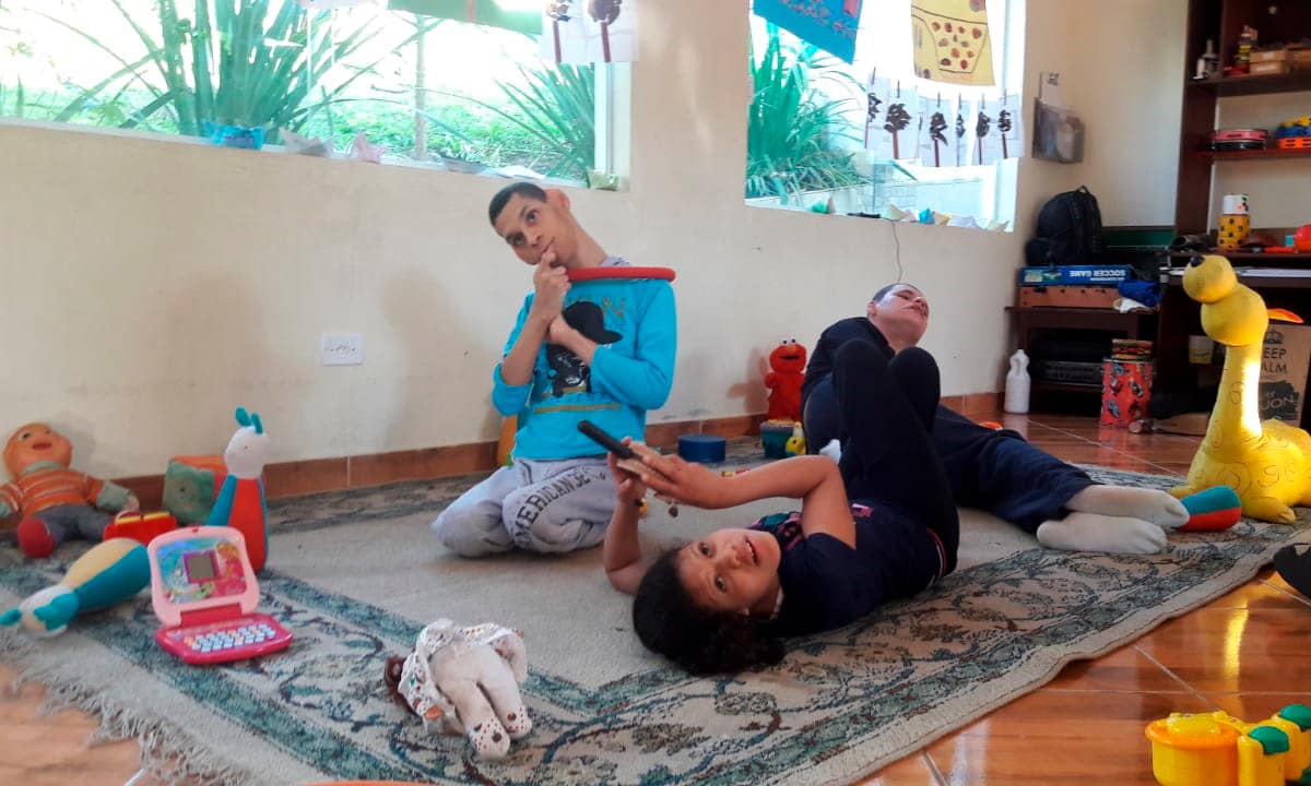 Aproveitamos a tarde para curtir o cantinho do brinquedo na sala de atividades. Espalhamos os brinquedos no tapete e nos divertimos muito!