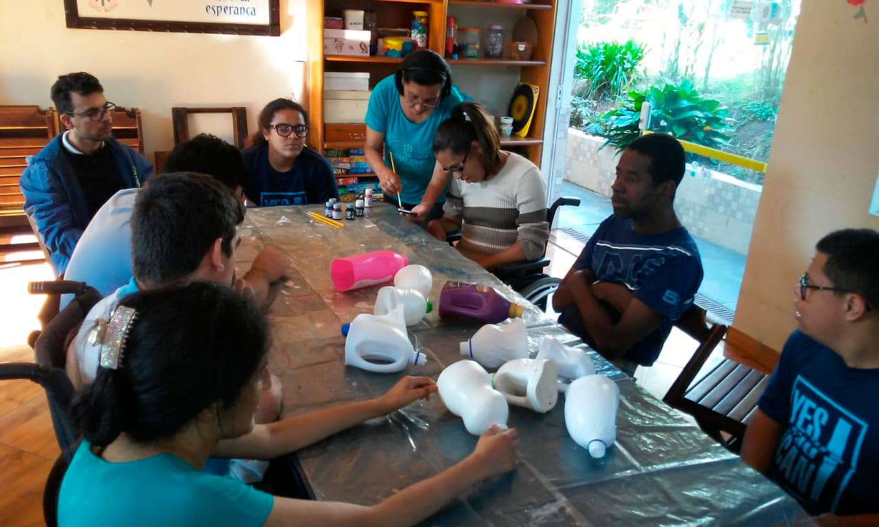 Estamos na primeira etapa do nosso jardim suspenso, reaproveitando embalagens de água sanitária que seriam descartadas para fazer nosso pequeno jardim.