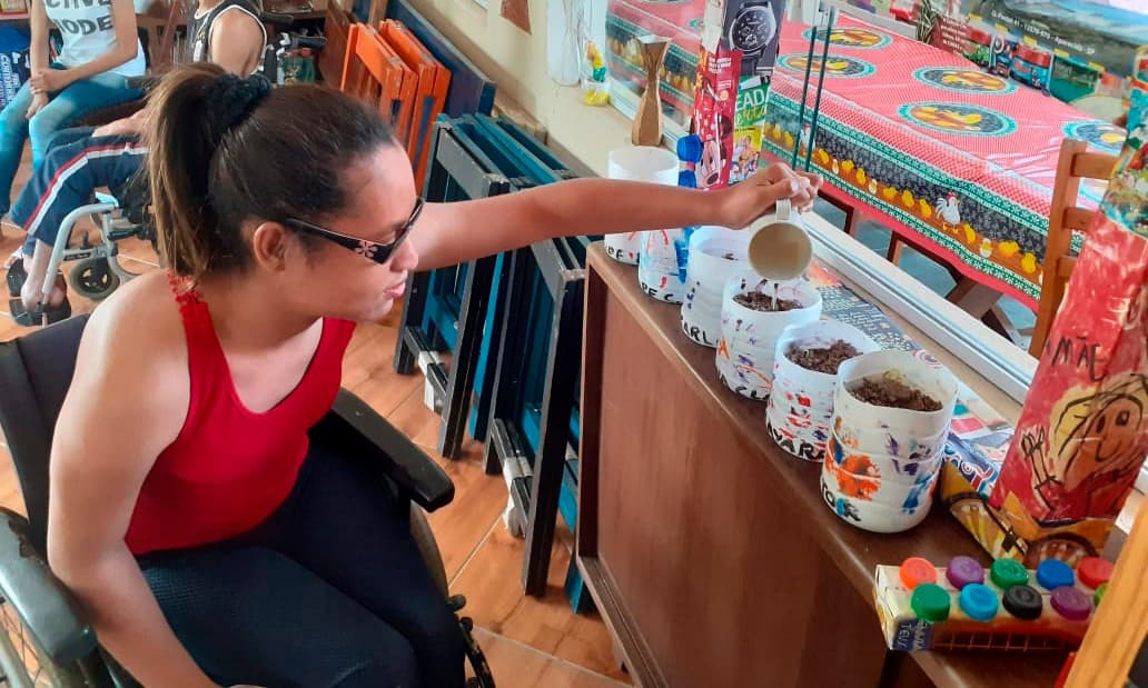 Para que nossas plantas cresçam bem, é preciso regar todo dia. Todos os dias colocamos um pouco de água e já está aparecendo alguns brotos.