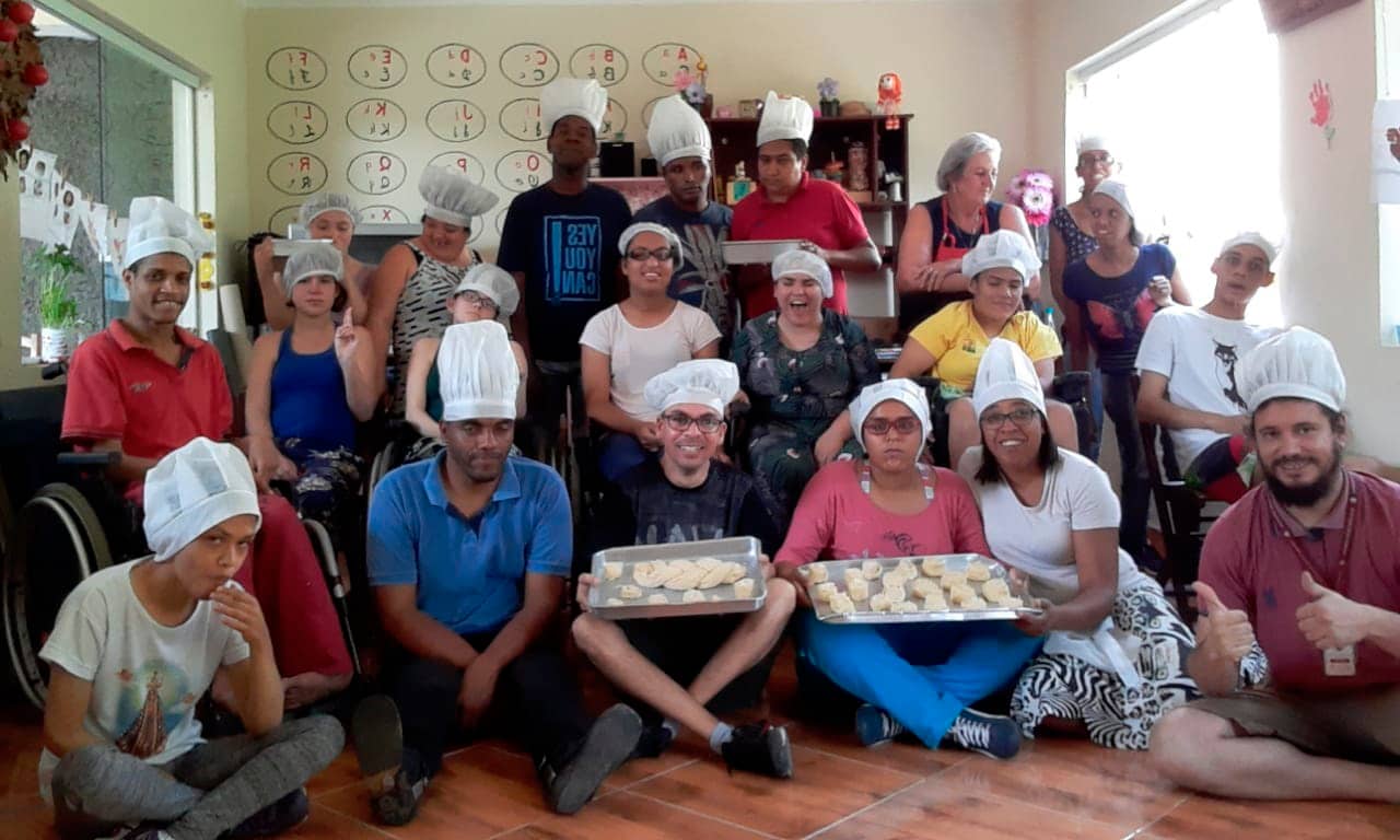 A turma do Ninho da Esperança colocou a mão na massa, com a orientação da Elizabete Ávila. Fizemos pão recheado doce e salgado.