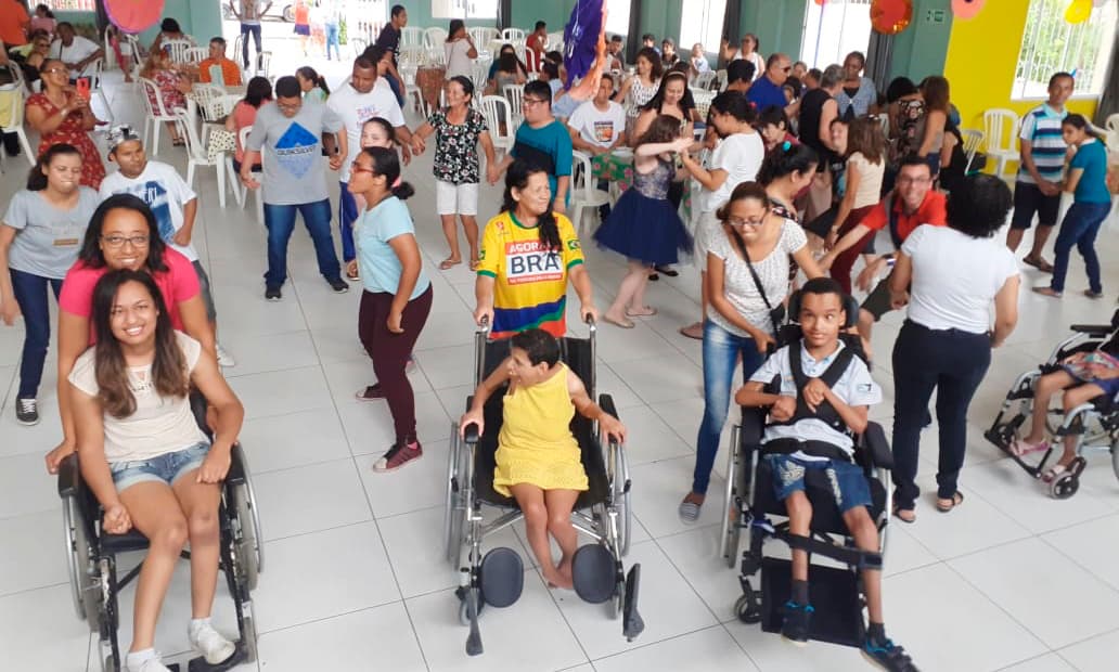 A turma do Ninho da Esperança teve a oportunidade de participar da 16° edição do Baile da Alegria juntamente com o movimento Fé e Luz, Associação Monte Azul e entre outros.
