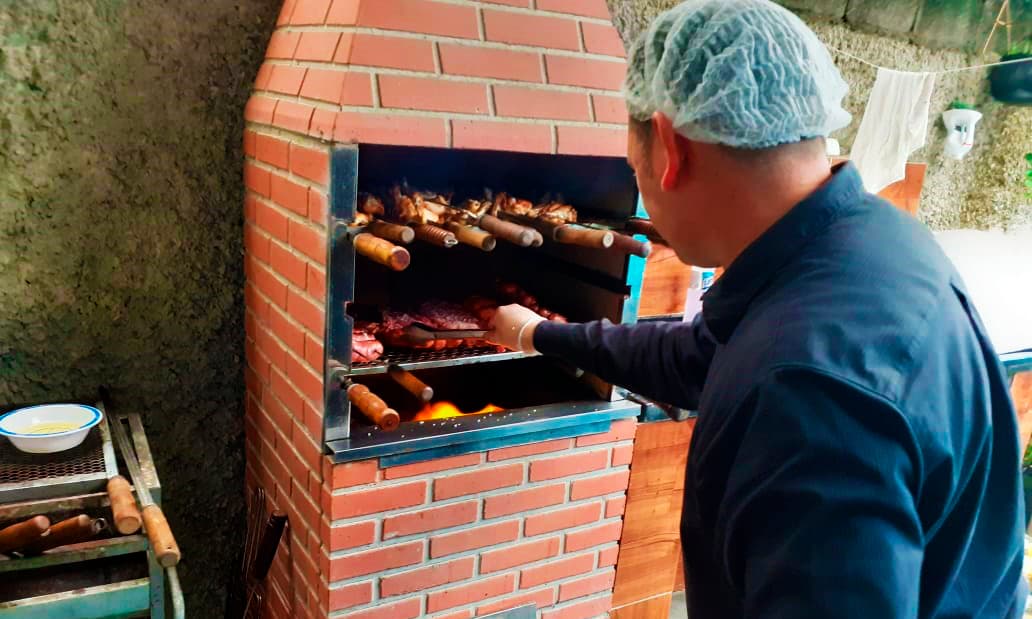 Tivemos churrasco com diversas variedades de carnes.