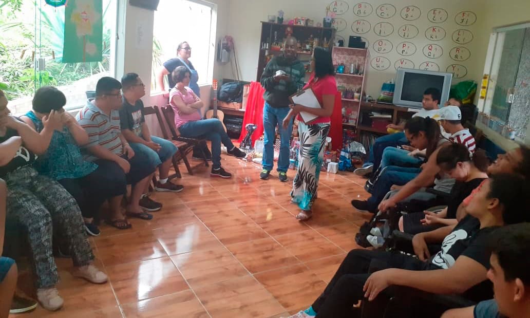 Realizamos nosso amigo oculto com a turma do Ninho da Esperança, foi muito divertida a troca de presentes entre os acolhidos.